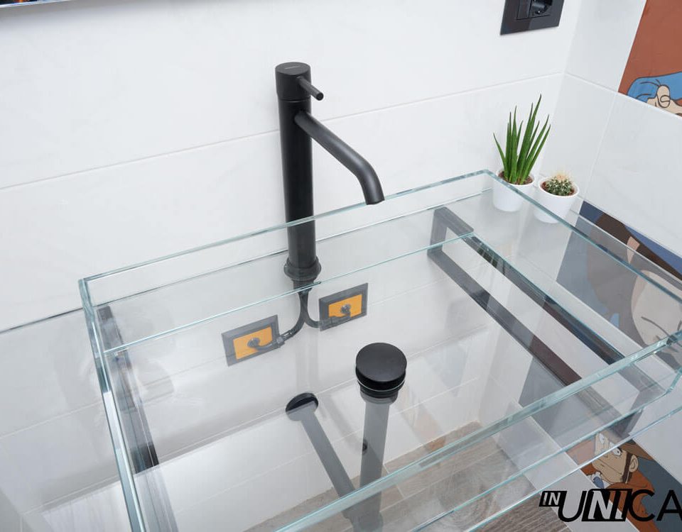 Installazione inUNICA sotto lavabo con innesto curvetta 45° - lavandino vetro temprato - finiture rubinetteria Oioli nero opaco - piastrelle Lupin